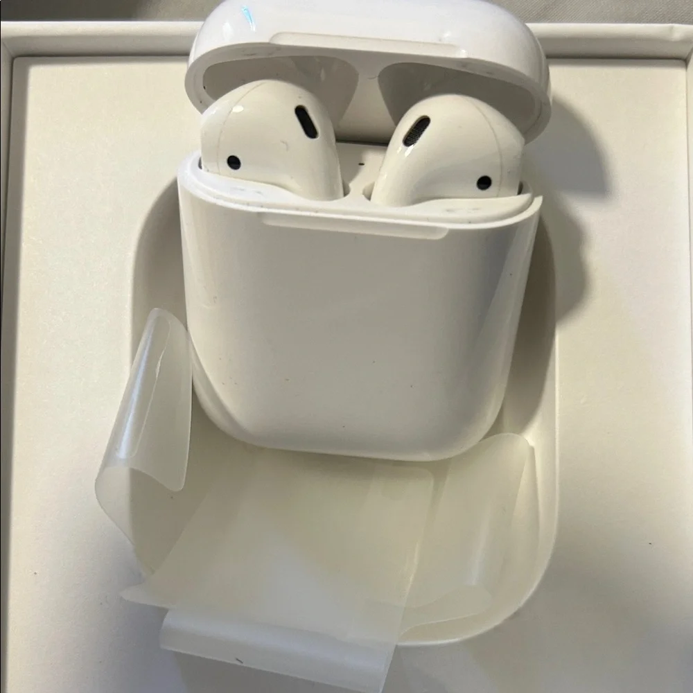 Apple Wireless Earbuds in White